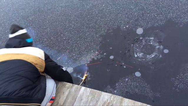 Suède : voilà ce que ça fait de tirer un feu d'artifice sous la glace