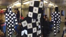 L'improbable tenue d'un passager du métro de Moscou