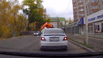 Un accident complètement imprévisible sur une route russe