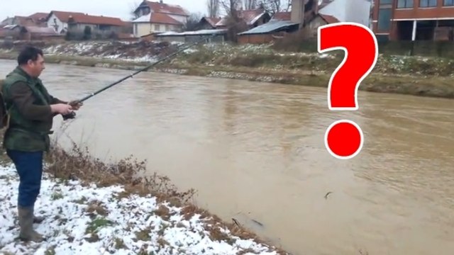 Comment pêcher en plein hiver sans avoir froid ? Ce Serbe a trouvé la solution