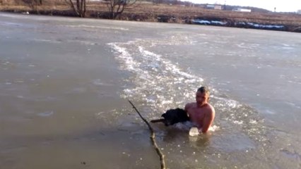 Un Russe peu frileux sauve un chien d'un lac gelé