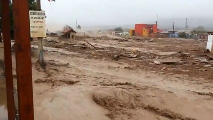 Une effrayante coulée de boue emporte tout sur son passage au Chili