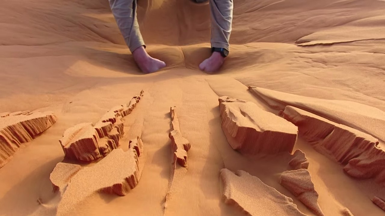 Voilà ce qui se passe quand on joue avec le sable du Sahara au Maroc