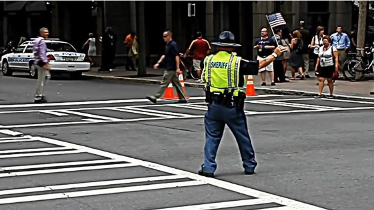 Ce policier américain a une manière très spéciale de faire la circulation