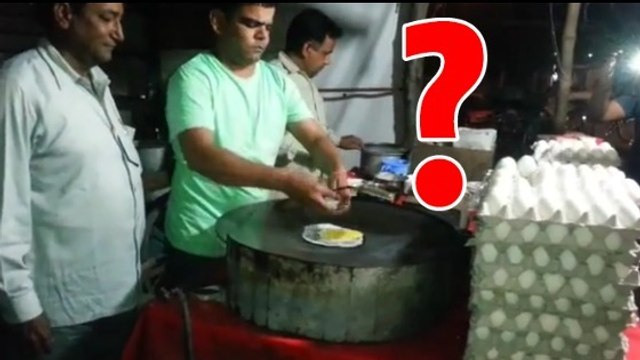 Ce vendeur indien a eu une grosse surprise en préparant des oeufs