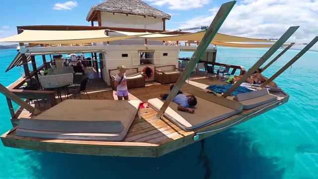 Cloud 9, le bar flottant des îles Fidji qui va vous faire rêver