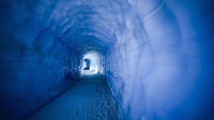 Islande : visitez l'incroyable tunnel creusé au coeur du plus grand glacier d'Europe