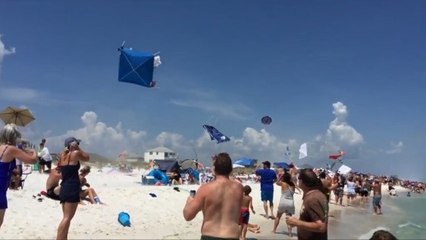 Un avion de chasse survole de très près une plage américaine