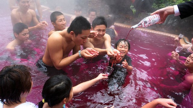 Se baigner dans ses boissons préférées, la nouvelle mode des japonais
