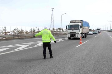 Bolu'da tır ve kamyonların İstanbul'a gidişine izin verilmiyor