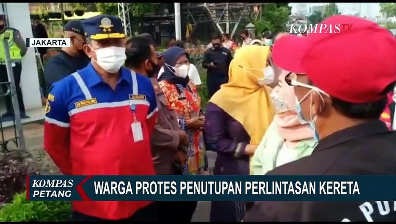 Jadi Satu-Satunya Akses Utama Sumber Penghasilan, Warga Protes Penutupan Perlintasan Kereta Api