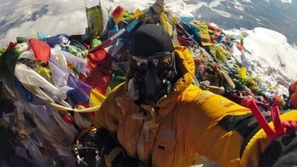 Il grimpe au sommet de l'Everest pour prouver que la Terre est ronde