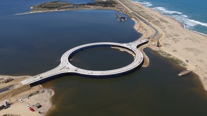 En Uruguay, l'architecte Rafael Viñoly a construit un pont atypique au-dessus du lagon Garzon