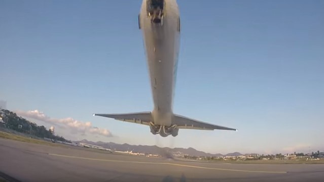 Aéroport de Saint-Martin : décollage impressionnant d'un avion