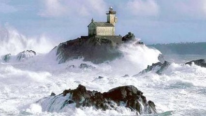 Bretagne : un homme s'isole pendant deux mois dans un phare hanté