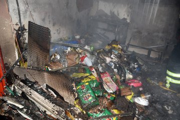 Edirne’de marketin deposu ve ürünler yandı