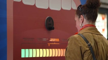 Dans une gare, cette machine distribue des bonbons aux voyageurs qui ont mauvaise haleine !