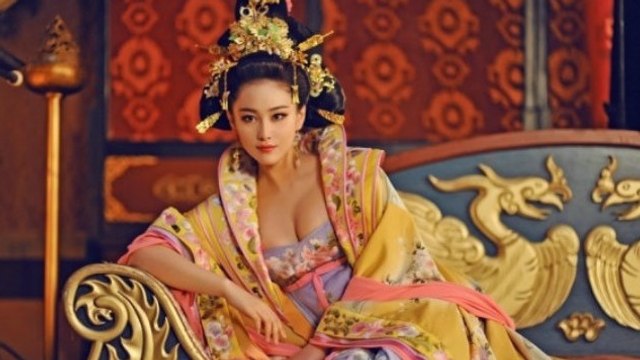 La Chine recrute des jeunes femmes vierges à forte poitrine pour cueillir le thé avec leurs lèvres