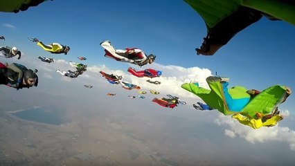 61 parachutistes effectuent un record du monde en wingsuit !