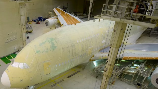 Voici comment est repeint un A380, l'un des plus gros avions du monde !
