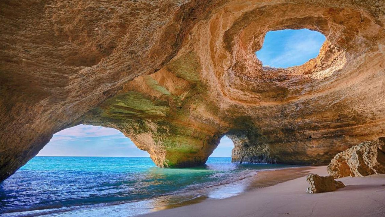 Plage de Bangil (Portugal) : découvrez des criques incroyables sulptées par la mer