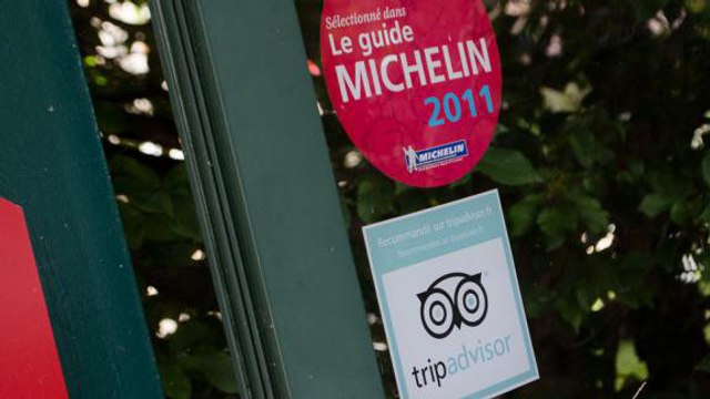 Que signifient les différentes vignettes collées dans les restaurants et les hôtels ?