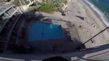Il saute dans une piscine depuis un balcon et frôle l'accident