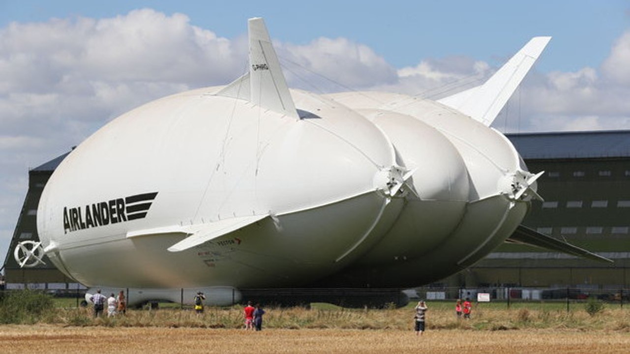 Airlander 10, le plus gros aéronef du monde est sorti de son hangar