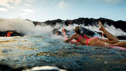Elle surfe à côté d'un volcan en éruption !