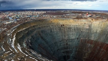 La mine de Mir : Le vertigineux abîme sibérien de 525 mètres de profondeur est en réalité une gigantesque mine de diamants