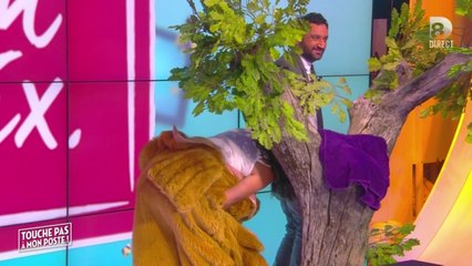 Touche pas à mon poste ! - E. Thomas embrasse les fesses d'Hanouna