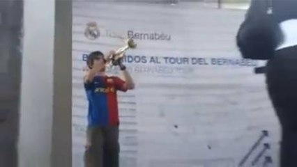 Il joue l'hymne du FC Barcelone dans l'enceinte du Real Madrid