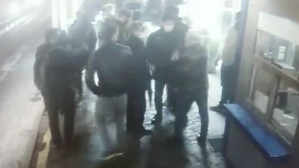 Metrobüs durağının güvenlik görevlisi bıçakla yaralandı