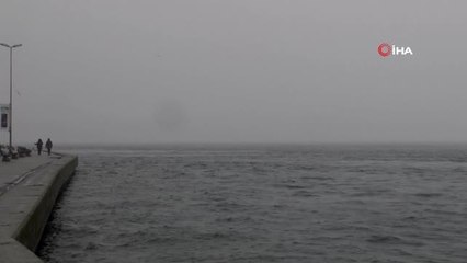 Kar yağışı deniz ulaşımını da vurdu... Boğaz çift yönlü olarak kapatılırken, deniz seferleri de iptal edildi