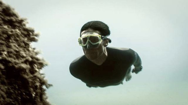 Guillaume Néry explore la plus grande piscine du monde en apnée