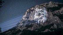 Dans les Alpes, des potraits lumineux d'espèces menacées s'affichent à flanc de montagne