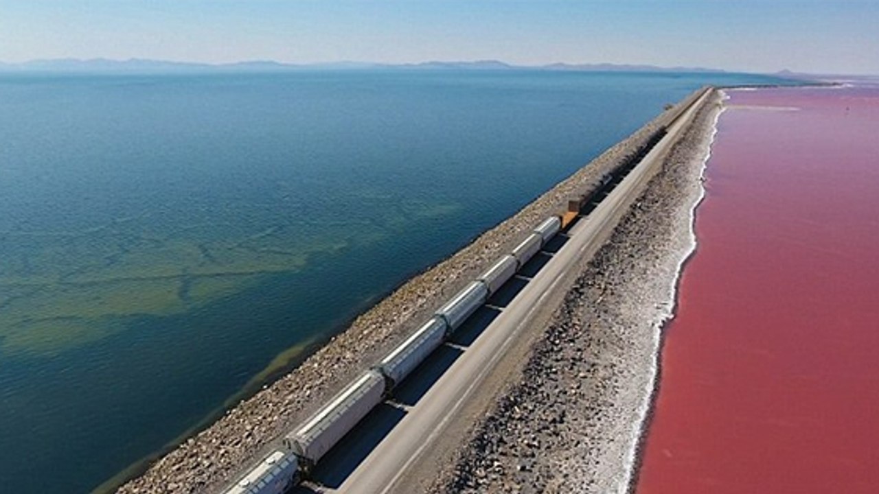Le lac de l'Utah aux Etats-Unis est séparé en deux par un chemin de fer avec d'un côté du bleu et de l'autre du rose, découvrez les images vues du ciel
