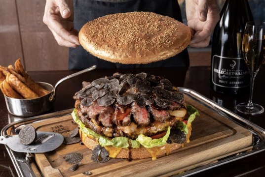 Japon : Un immense burger à 800 euros pour rendre hommage au nouvel empereur