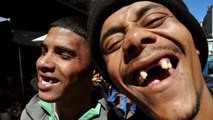Afrique du Sud : D'où vient le sourire des Cape Flats, cette mode qui consiste à s'arracher les dents de devant ?