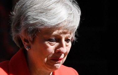 La voix brisée par l'émotion, Theresa May annonce sa démission (VIDEO)
