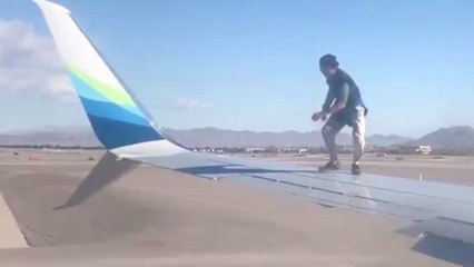 États-Unis : un homme arrêté après être monté sur l'aile d'un avion qui se préparait à décoller (VIDÉO)