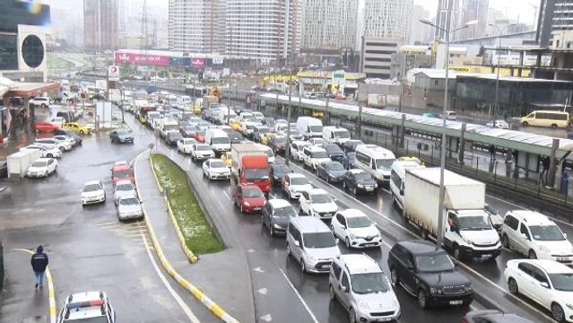 Son dakika haber... ESENYURT'TA METROBÜS KAZASI; 4 YARALI