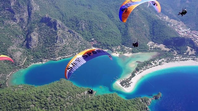 Turquie : un violoniste joue lors de son premier vol en parapente