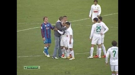 Roberto Carlos signe un autographe à un envahisseur de terrain