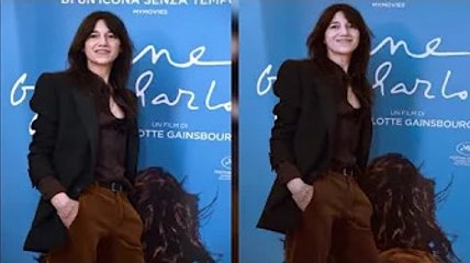 Charlotte Gainsbourg  Chemisier ouvert et look décontr@cté à Milan