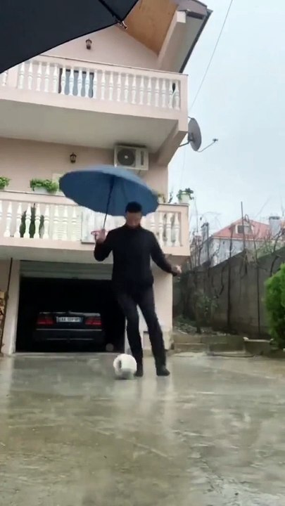 Ce footballeur inscrit des paniers complètement dingues !