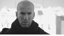 Zinédine Zidane joue au mannequin