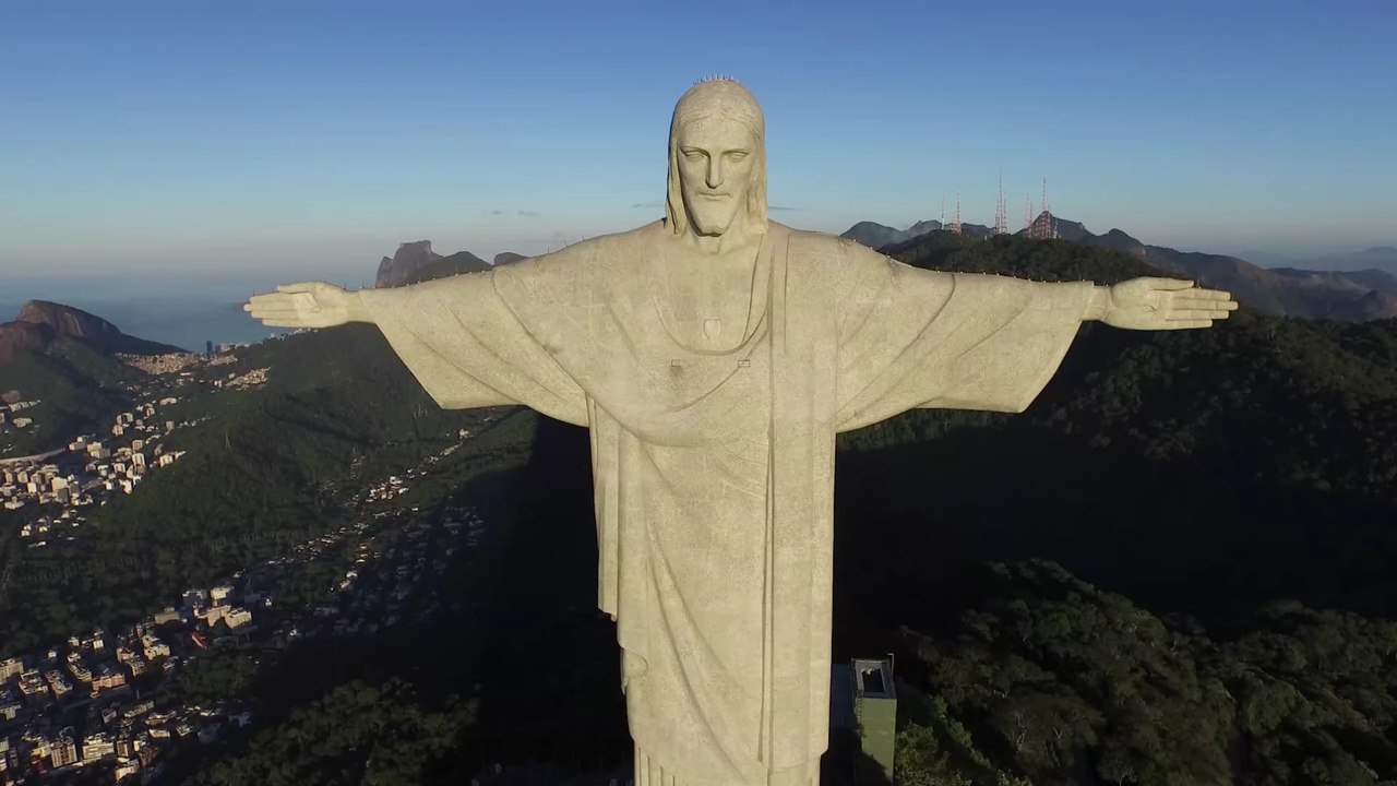 Brésil : les images chocs d'une falaise qui s'effondre sur des touristes