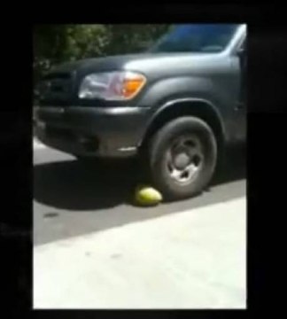 Le ballon indestructible résiste aux roues d'un 4x4