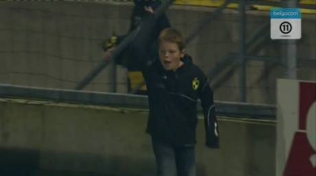 Un ramasseur de balle s'en prend à un gardien